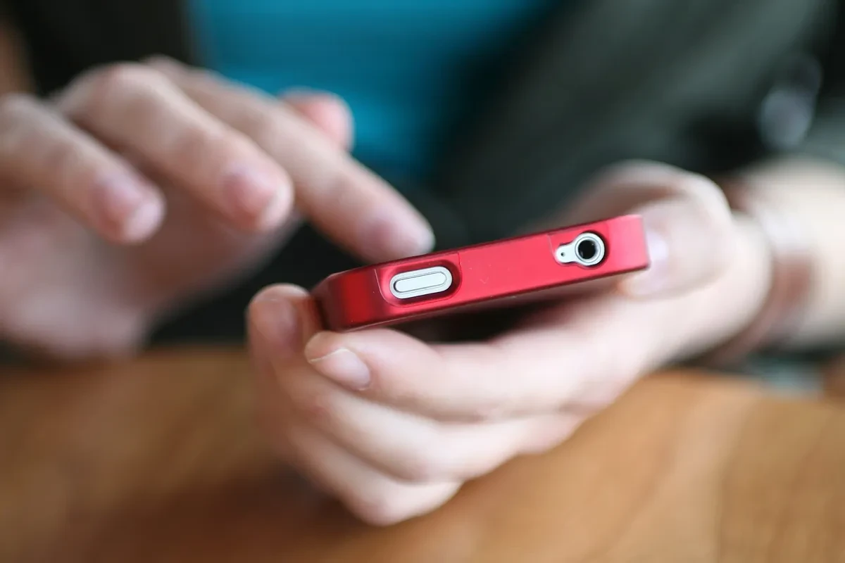 El móvil se consolida como el dispositivo favorito para comprar online: el 93 % de los españoles ya usa apps