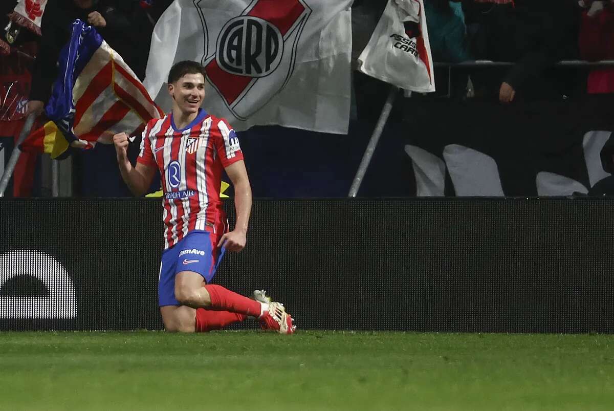 Otro gol de Julián Álvarez acuna al Atlético como líder