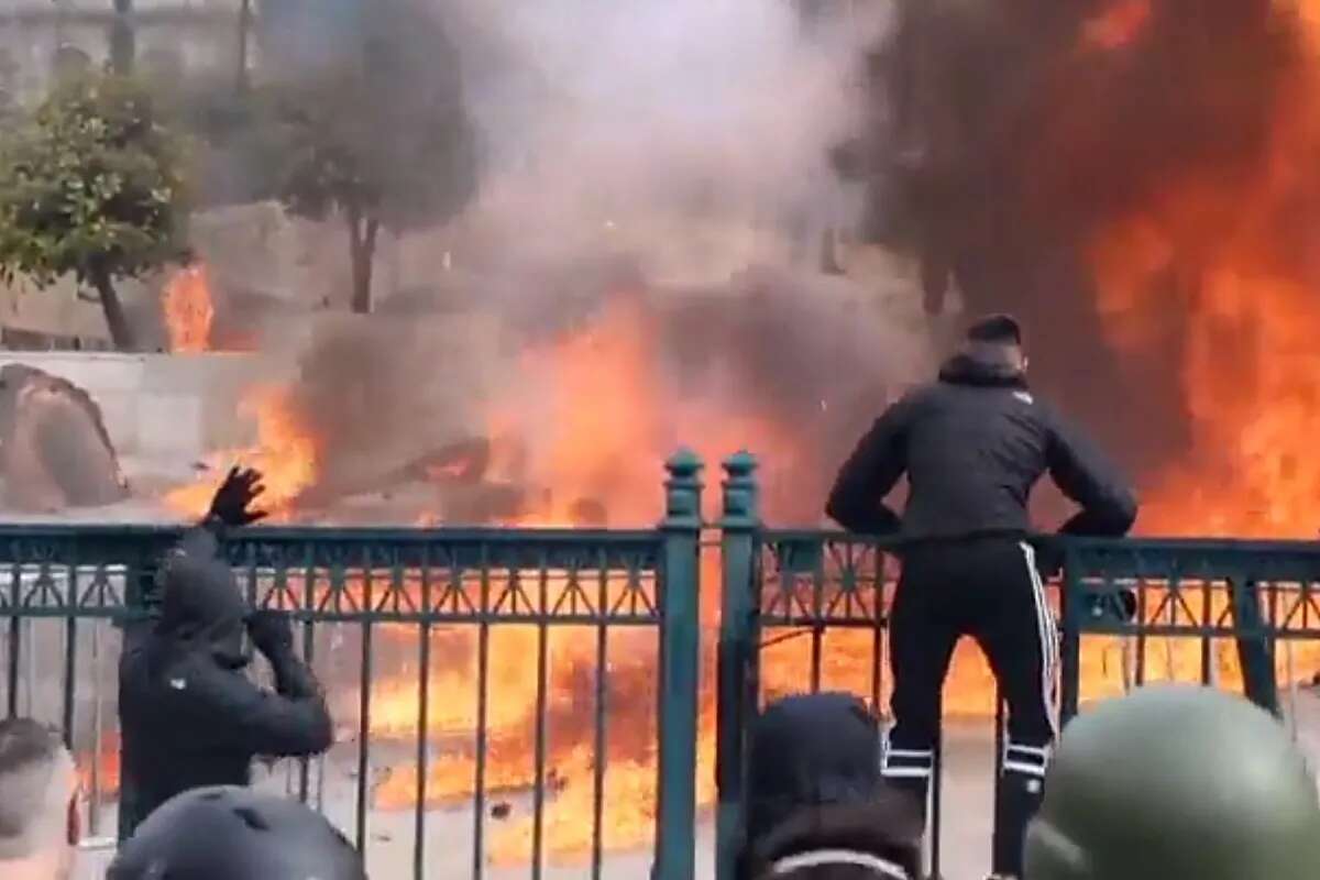 Duros enfrentamientos entre manifestantes y la policía frente al Parlamento de Atenas