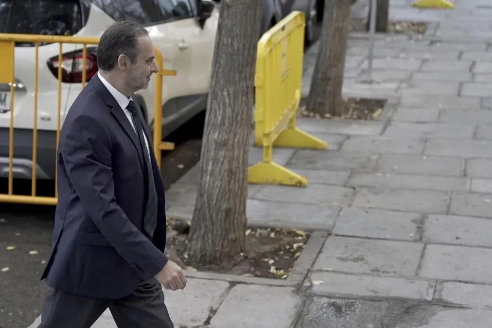 Ábalos rechaza declarar en el Supremo mientras las acusaciones populares solicitan su ingreso en prisión