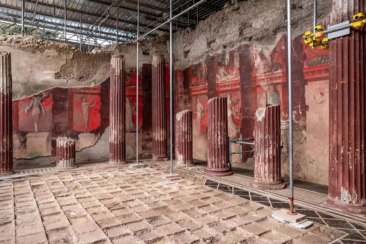 Descubren un nuevo fresco en Pompeya que representa a tamaño real al dios Dionisio y su séquito de bailarinas, cazadoras y sátiros