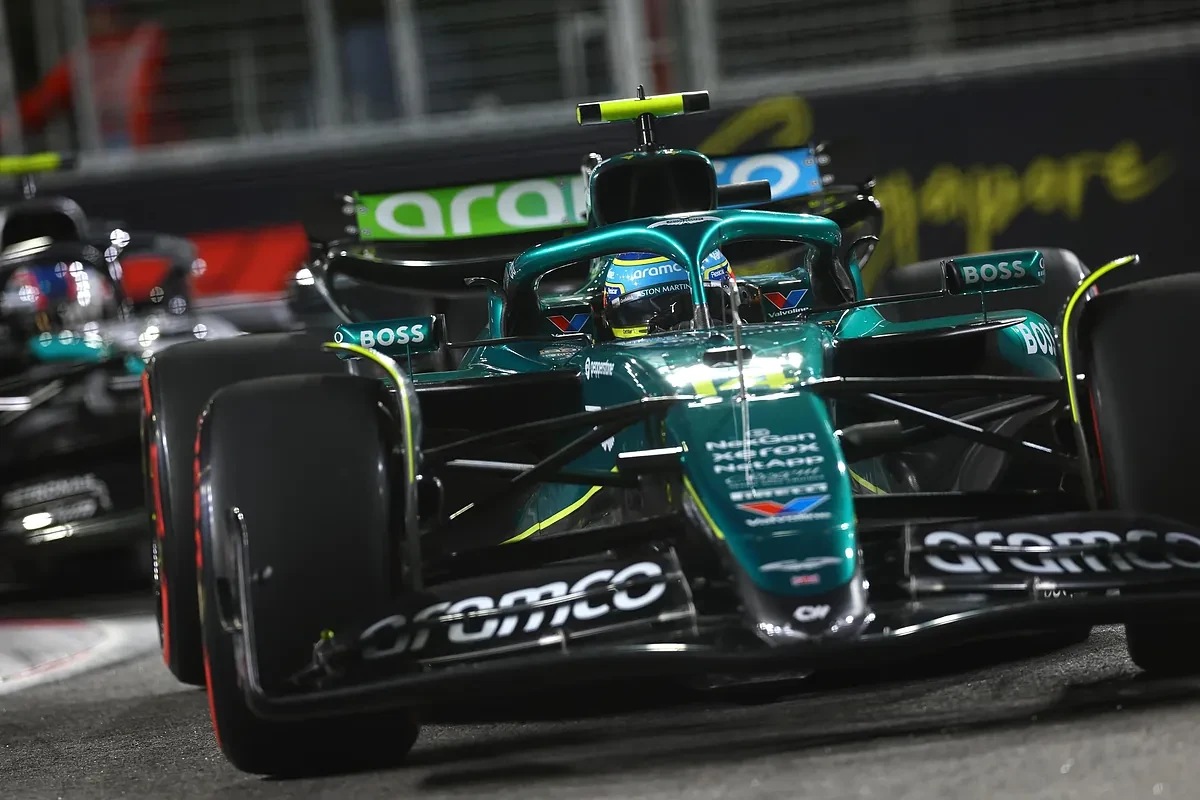 Fernando Alonso cierra en Marina Bay su mejor viernes del año: 