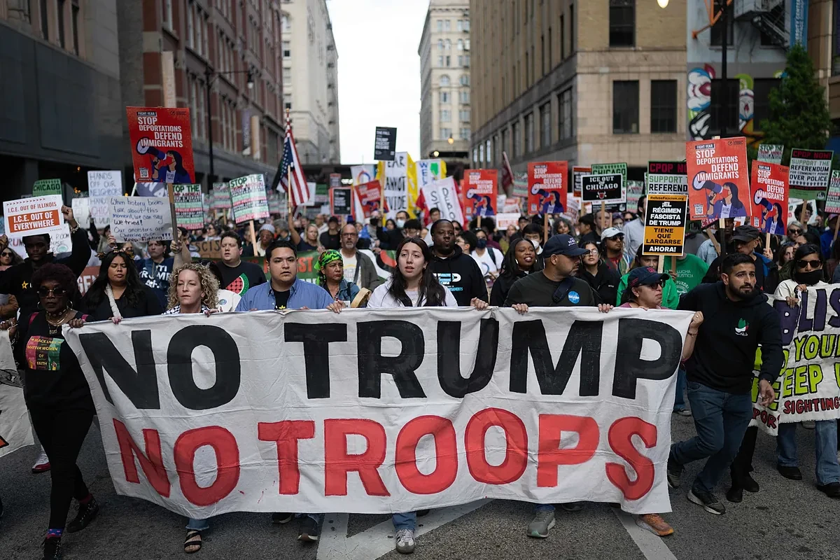 Trump vuelve a amenazar a Chicago con una intervención militar: 
