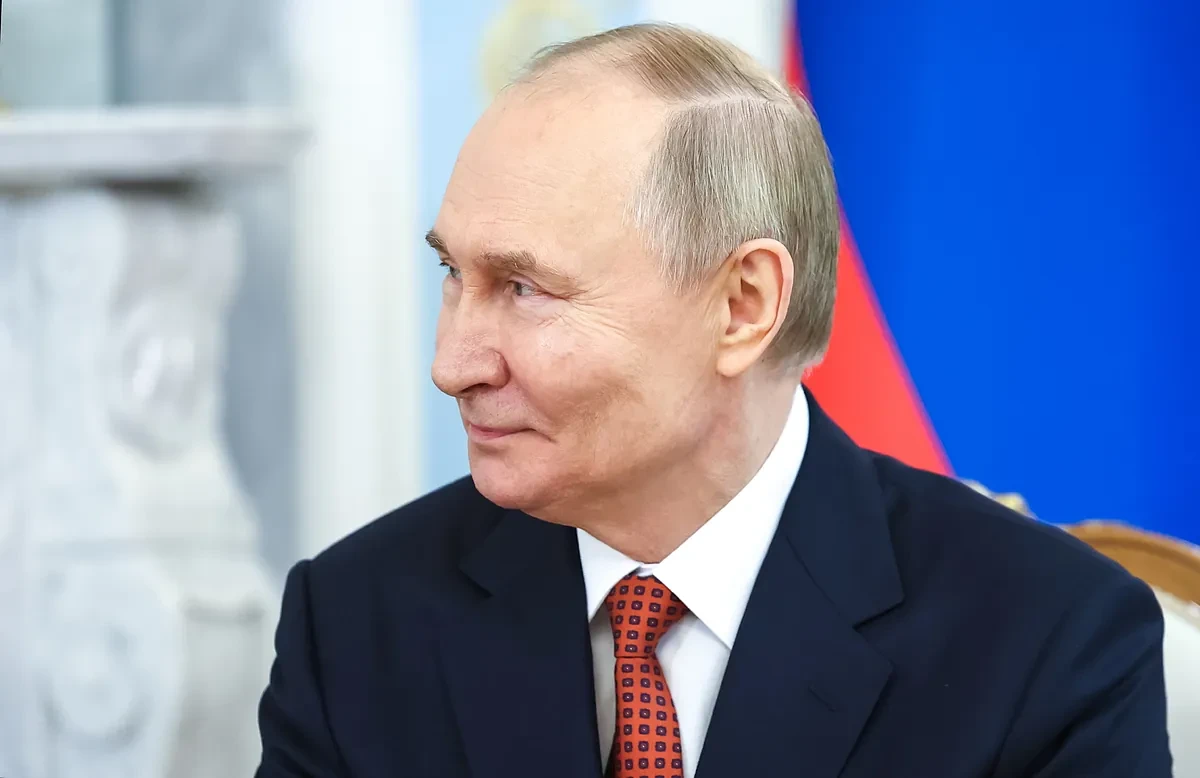 Putin dice que Rusia planea reducir los gastos en defensa y niega que tenga planes agresivos contra Occidente