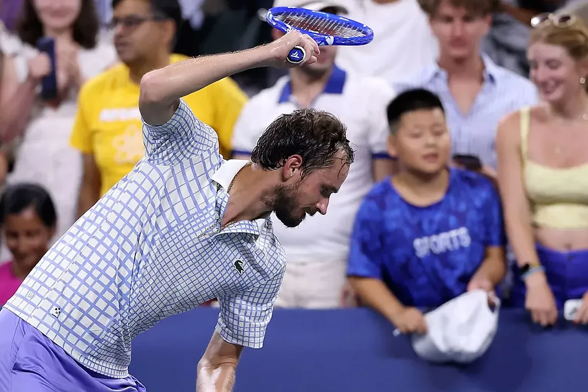 Medvedev destroza su raqueta tras la derrota ante Benjamin Bonzi