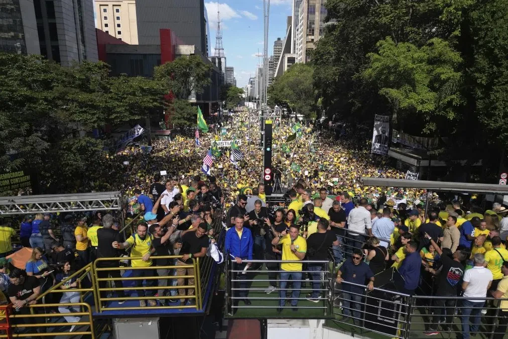 17 años de cárcel para un hombre que robó un balón firmado por Neymar durante el asalto a las instituciones en Brasil en 2023