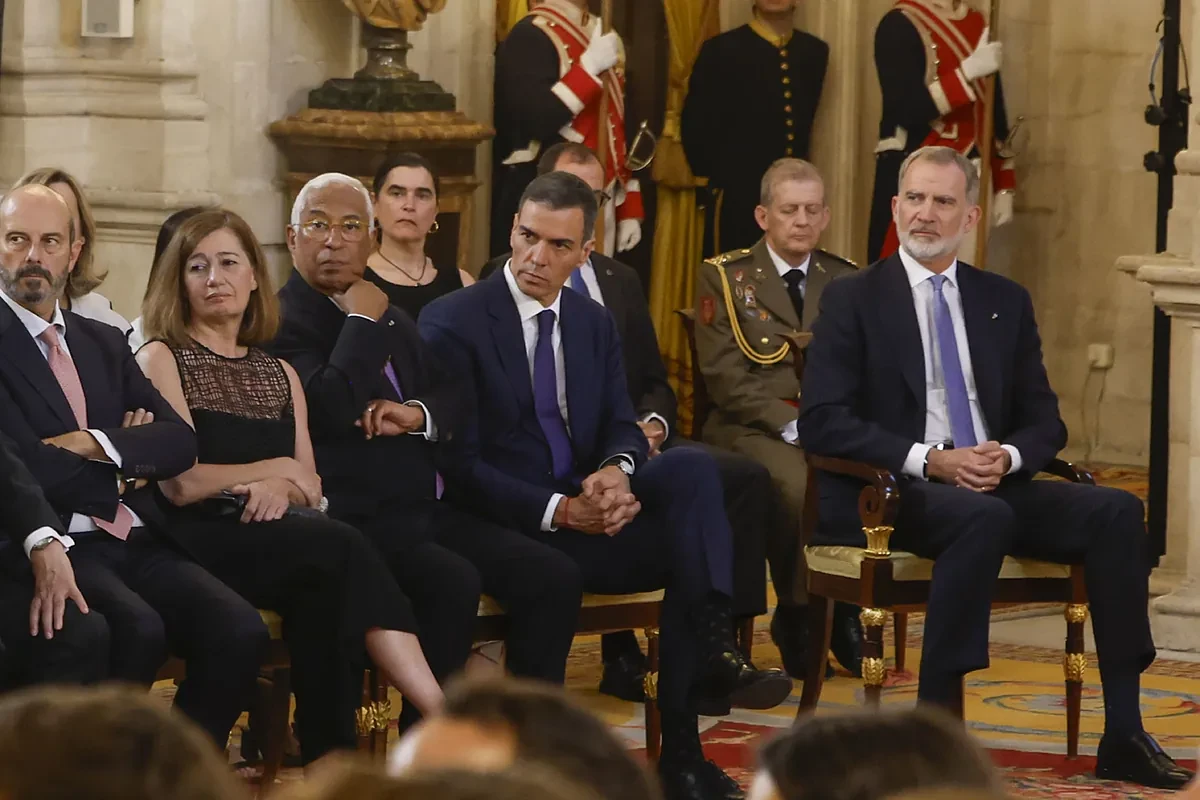 Pedro Sánchez escenifica una pantomima en el Palacio Real para fingir normalidad