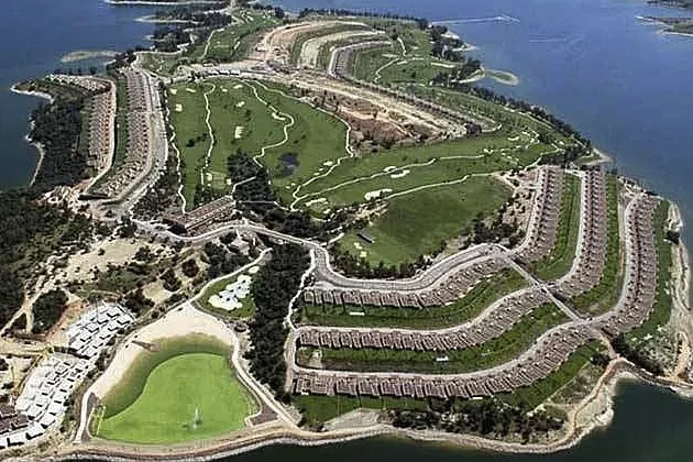 Aznar Jr., Gómez Acebo, Koke... Los apellidos ilustres que marcaron la imagen de la Isla de Valdecañas, cuyo derribo pende de un hilo