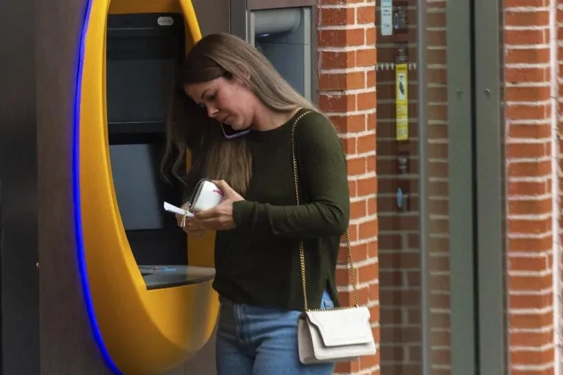 Se cumplen 50 años de la reforma del Código Civil que permitió a las mujeres abrir una cuenta bancaria