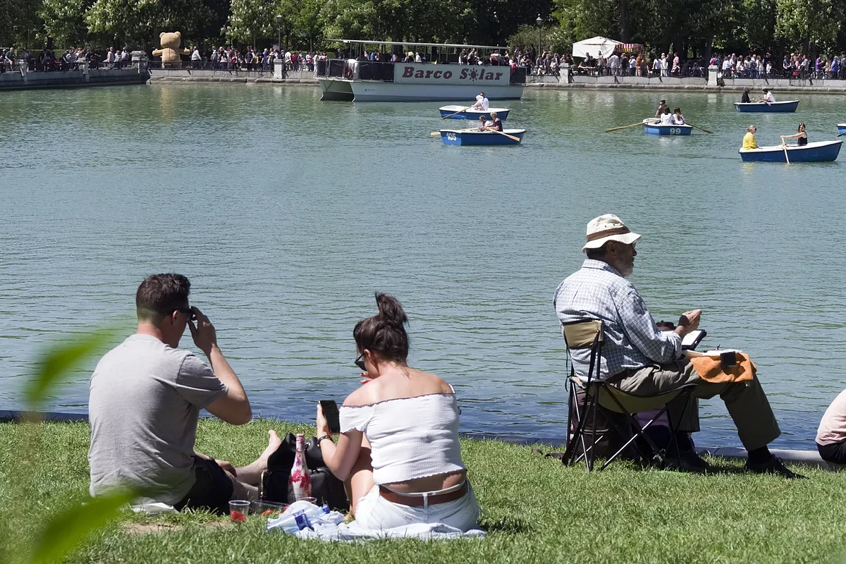 Los jóvenes tendrán que jubilarse a los 71 para mantener el nivel de vida: el empleo tardío y la reforma de Escrivá recortan su pensión