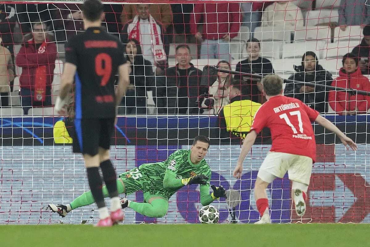 El Barça se agarra al instinto de Raphinha y al 'jubilado' Szczesny para asestar el primer golpe en Lisboa