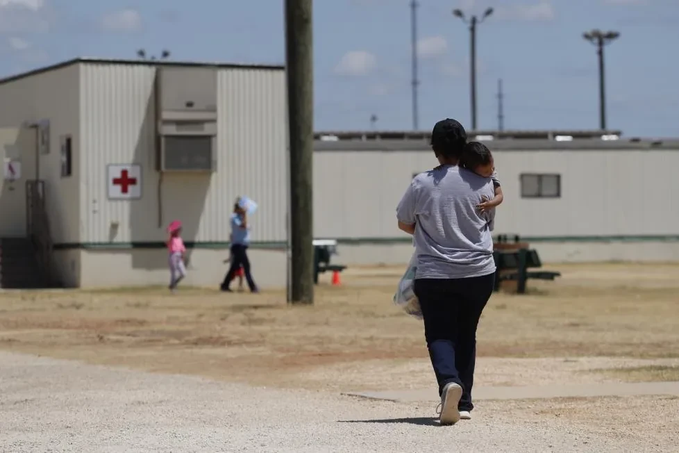 Una niña estadounidense de 2 años fue deportada a Honduras, según un juez de EEUU