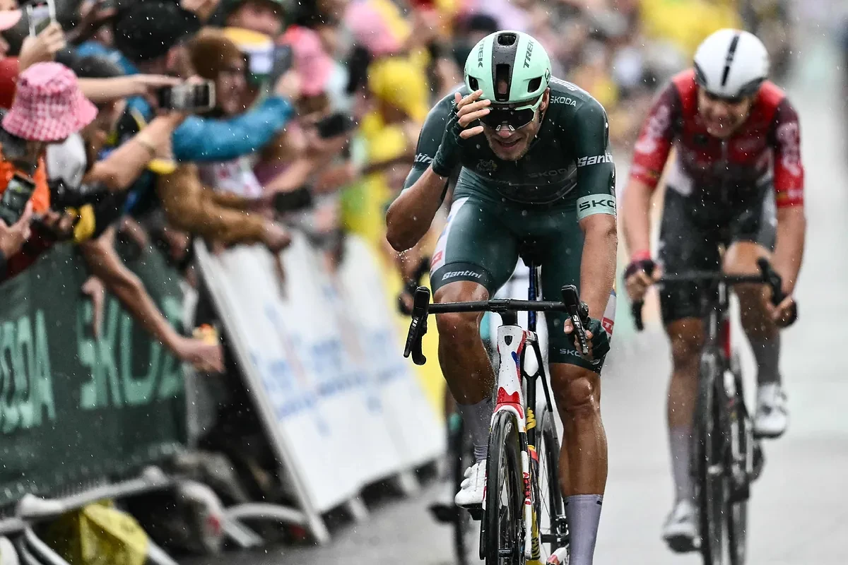 Lluvia, tensión, una escalofriante caída y victoria al sprint de Milan en la víspera de los Alpes