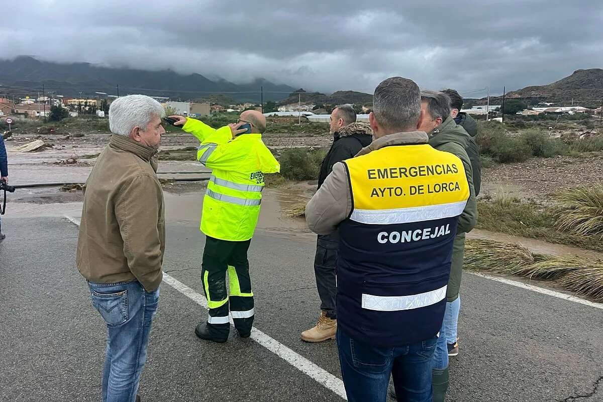 Buscan a un hombre arrastrado por la corriente al desbordarse la rambla de Ramonete, en Lorca, por las fuertes lluvias