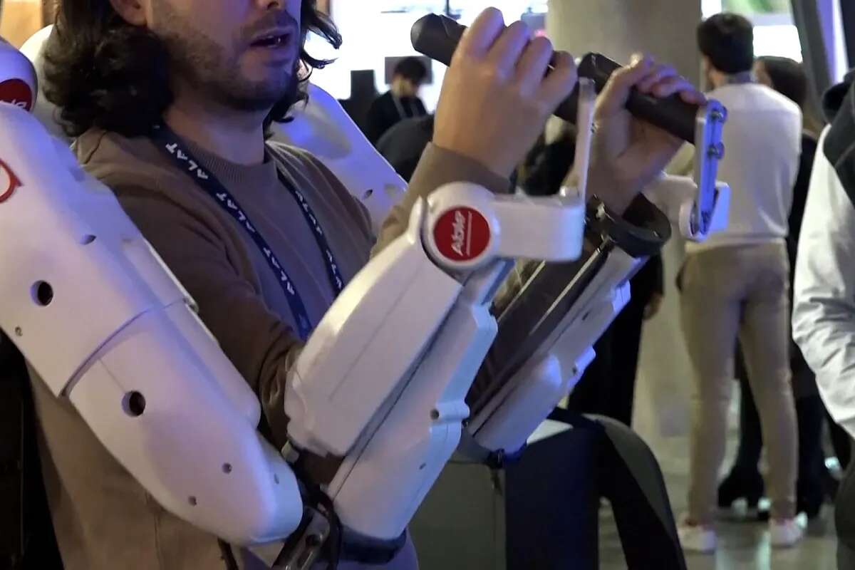 Así es el robot exoesqueleto con IA en el MWC de Barcelona que ayudaría a los pacientes de ictus