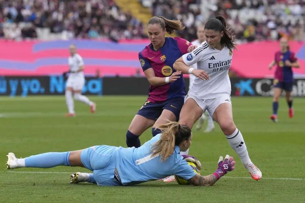 El Real Madrid hace historia y gana su primer clásico femenino (1-3) al Barcelona