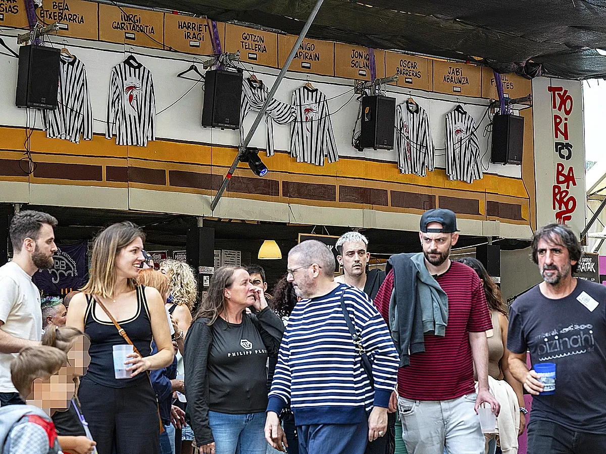 Cuando los dos asesinos de tu padre son ídolos en la feria: 