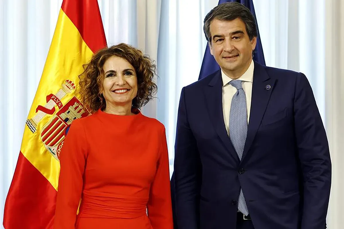 Montero retira el 'cordón sanitario' y recibe a Fitto, el comisario europeo de Meloni, para amarrar los fondos de cohesión