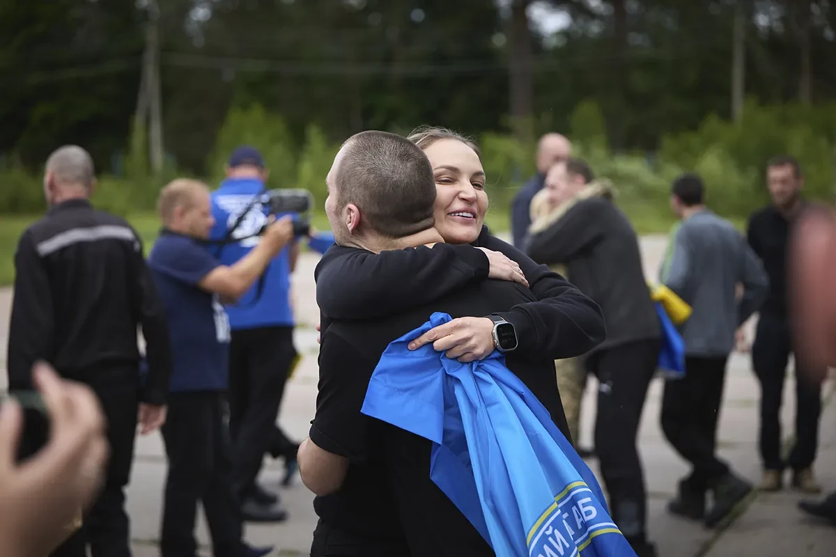Alivio, esperanza, gratitud y angustia: cómo vuelven a Ucrania los cautivos en Rusia
