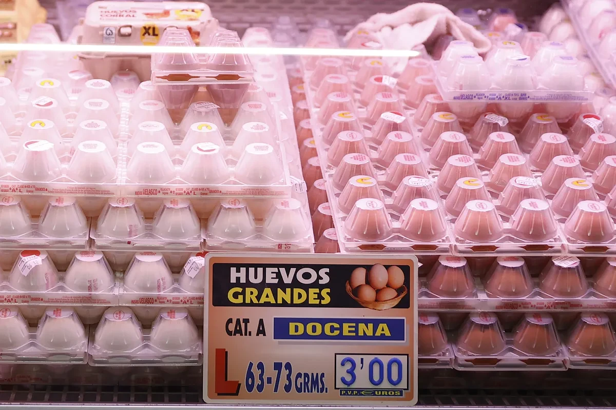 El aumento de la demanda y la gripe aviar en Estados Unidos disparan un 25% el precio de los huevos: 