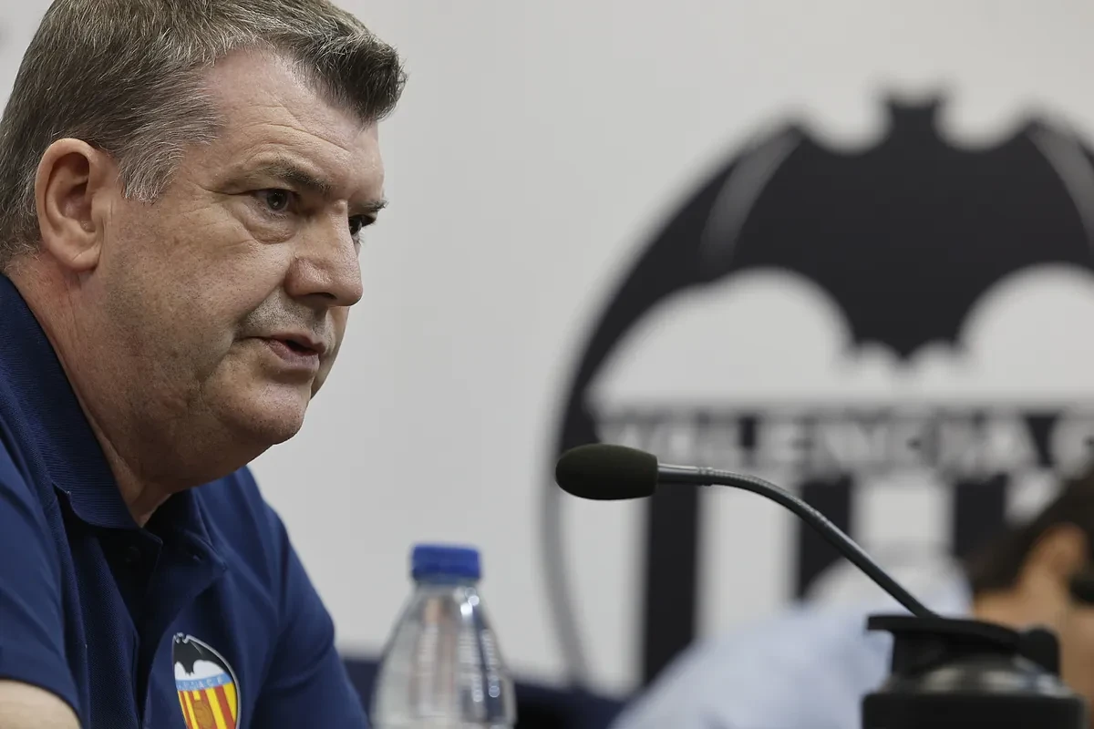 Los mensajes de Ron Gourlay al vestuario del Valencia: más liderazgo, más competencia y Europa será una exigencia para estrenar el Nou Mestalla