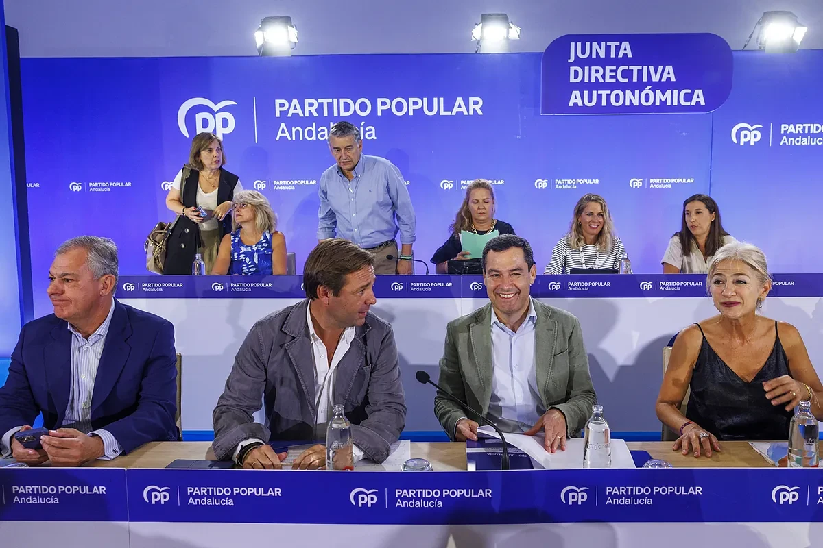 Juanma Moreno pone a punto su maquinaria electoral para defender su mayoría absoluta en las elecciones de junio