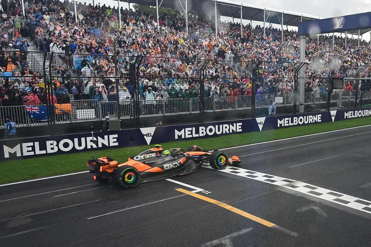 Norris sujeta a Verstappen bajo la lluvia tras una gran carrera en Melbourne, marcada por los abandonos de Sainz y Alonso