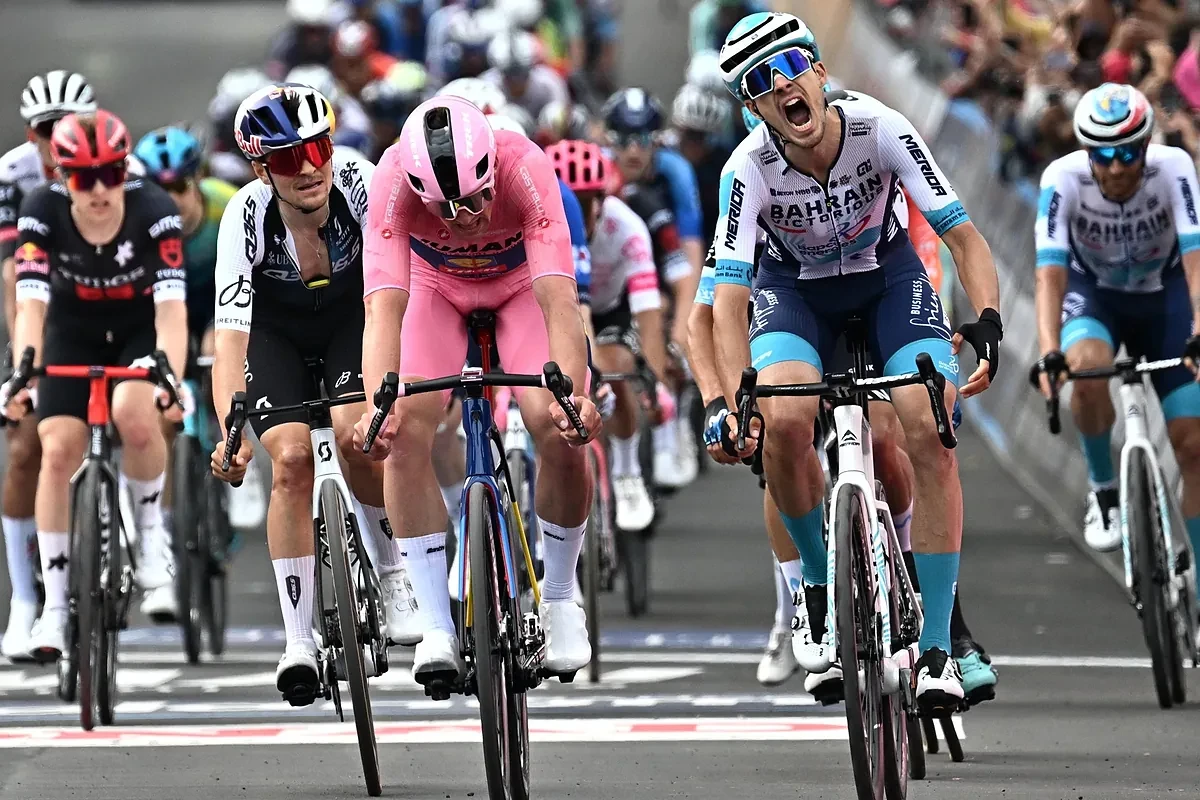 Mads Pedersen gana, de rosa, su tercera etapa en cinco días