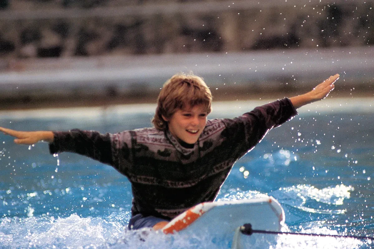 Alejado de la actuación y dedicado a la música: así es ahora y así vive Jason James, el niño de Liberad a Willy