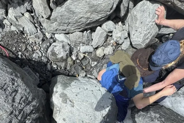 Un hombre sobrevive tras tres horas atrapado por una roca de 317 kilos en Alaska