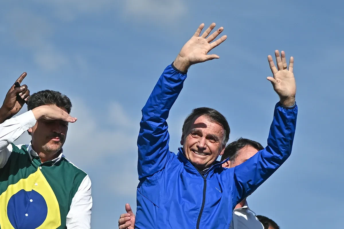 Prisión domiciliaria para el ex presidente Bolsonaro por desobedecer a la Justicia brasileña