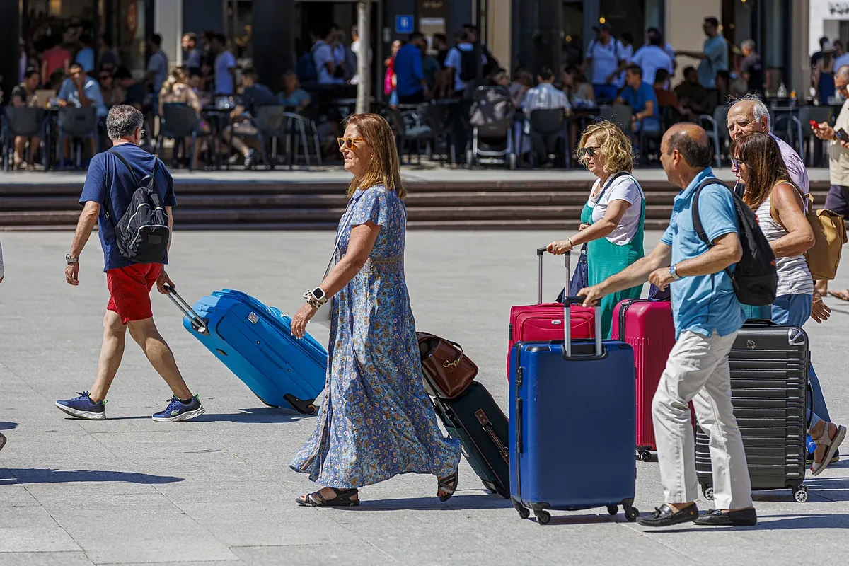 El paro baja en 48.920 personas y la Seguridad Social bate récord de empleo por el tirón del sector servicios en el inicio del verano