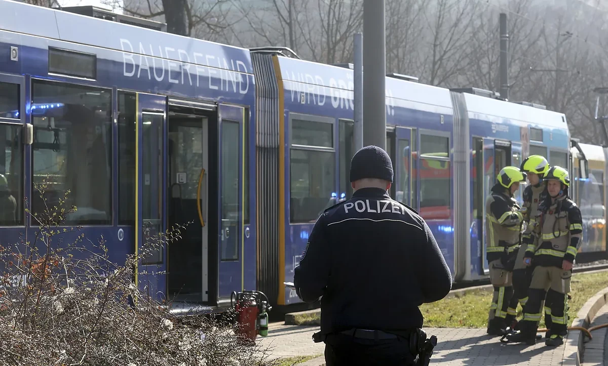 Un desconocido prende fuego a una mujer en un tranvía en el este de Alemania
