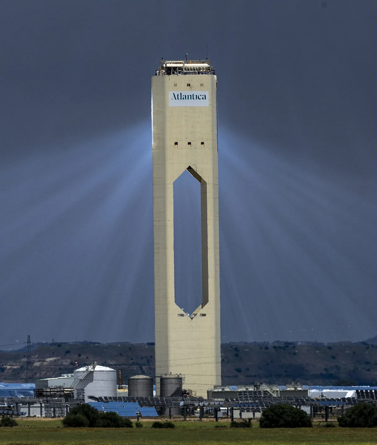 Un 'ojo de Sauron' pionero a unos kilómetros de Sevilla: termosolar, la solar olvidada que se reivindica contra los apagones