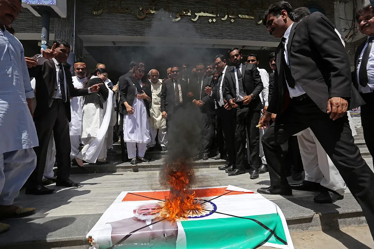 La peligrosa escalada militar entre India y Pakistán con amenazas nucleares y un marea nacionalista que empuja a la guerra: 