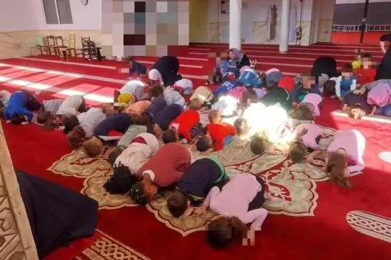 Polémica por la foto de los niños de una guardería católica arrodillados durante la visita a una mezquita en Treviso