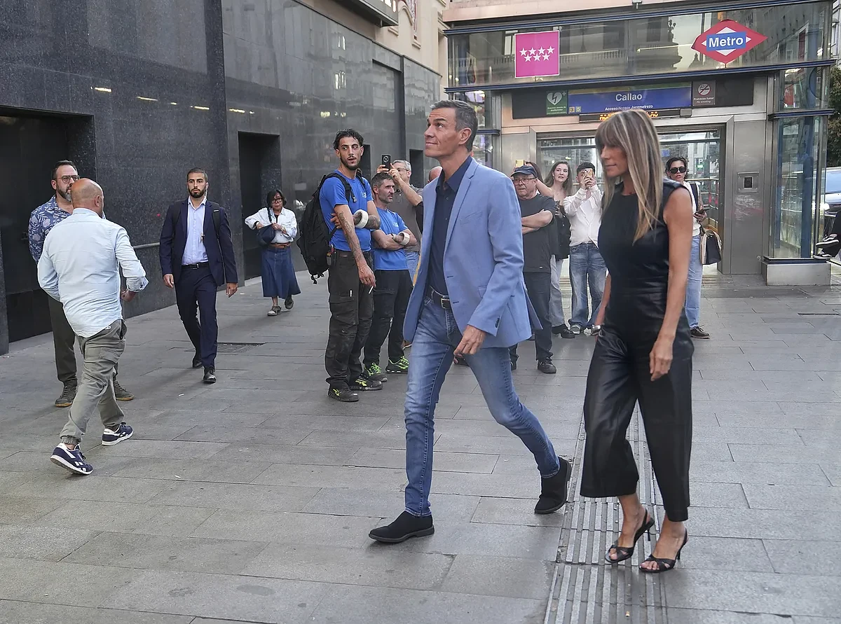 Pedro Sánchez y Begoña Gómez se dejan ver acudiendo al estreno de la última película de Amenábar
