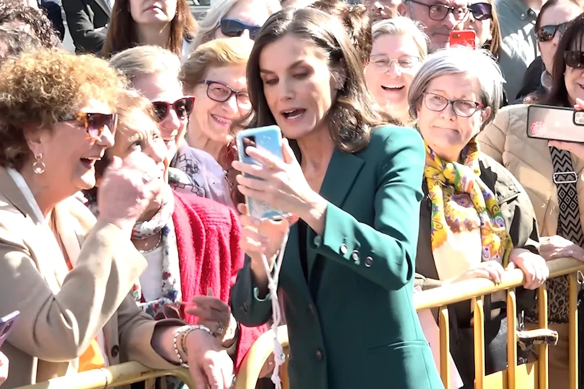 El gesto viral de la Reina Letizia con una señora de León que no sabía hacer un 'selfie'