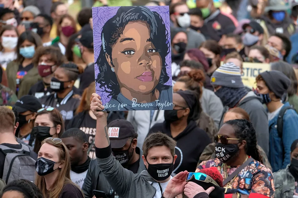 Condenan a tres años de cárcel al policía que participó en la muerte de la afroamericana Breonna Taylor, que desató una ola de protestas antirracistas en EEUU