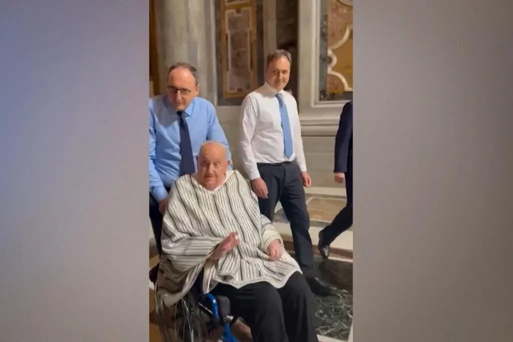 El papa Francisco hace otra aparición sorpresa en San Pedro, la tercera en una semana, y saluda a los restauradores de las tumbas papales