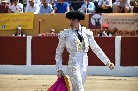 El novillero catalán Mario Vilau corta tres orejas e impacta en Algemesí