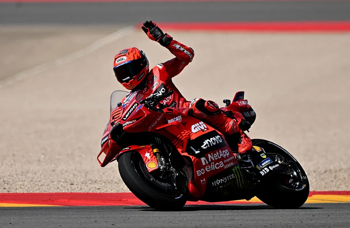 Marc Márquez logra la victoria en la sprint del GP de Aragón tras batallar contra su hermano Álex