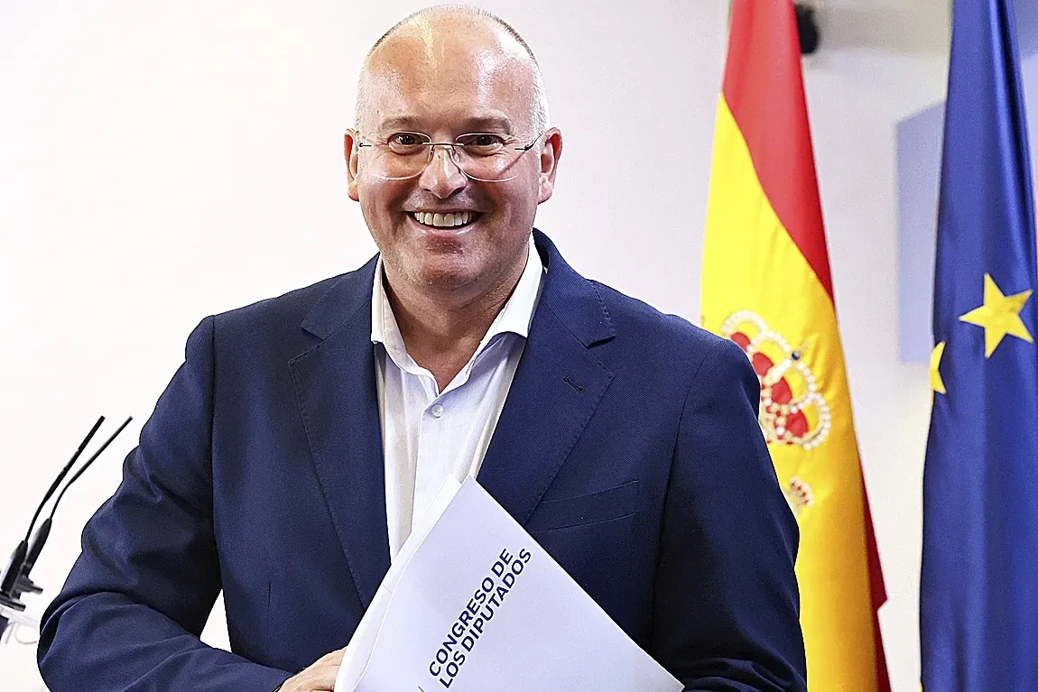 El PP constata que la moción de censura contra Pedro Sánchez es inviable pero Junts no la descarta