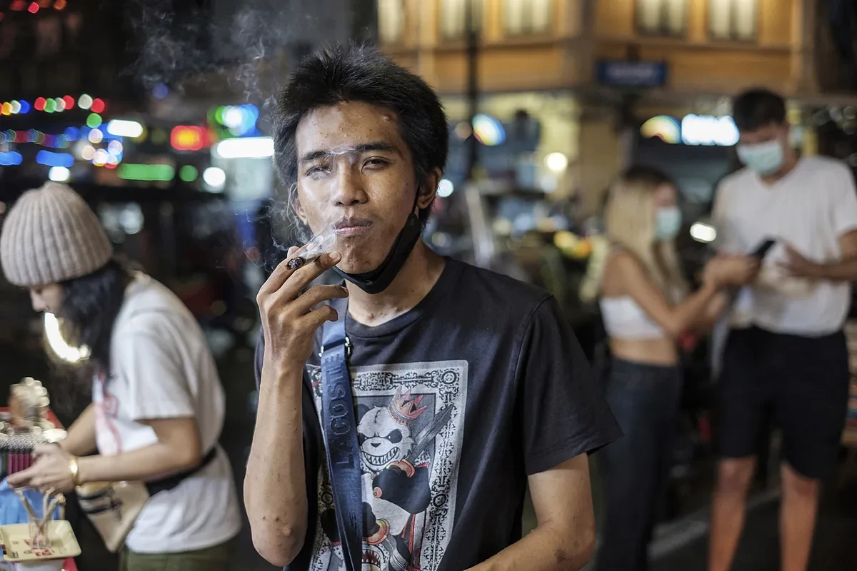 El viaje psicotrópico de los mochileros 'mulas' desde una Tailandia que vuelve a criminalizar el cannabis