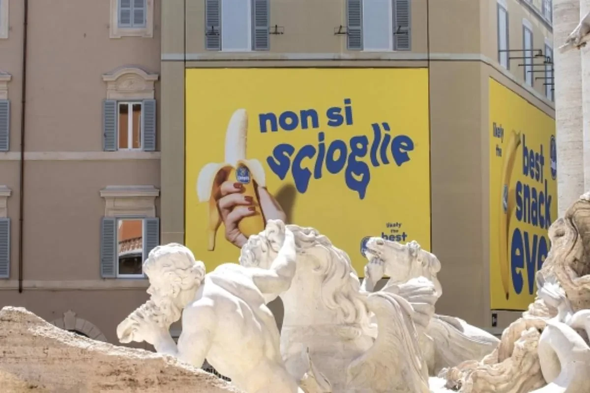 Un enorme cartel de un plátano frente a la Fontana de Trevi de Roma desata una gran polémica