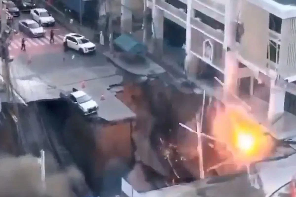 Momento en el que se abre un enrome socavón ante un hospital en Bangkok