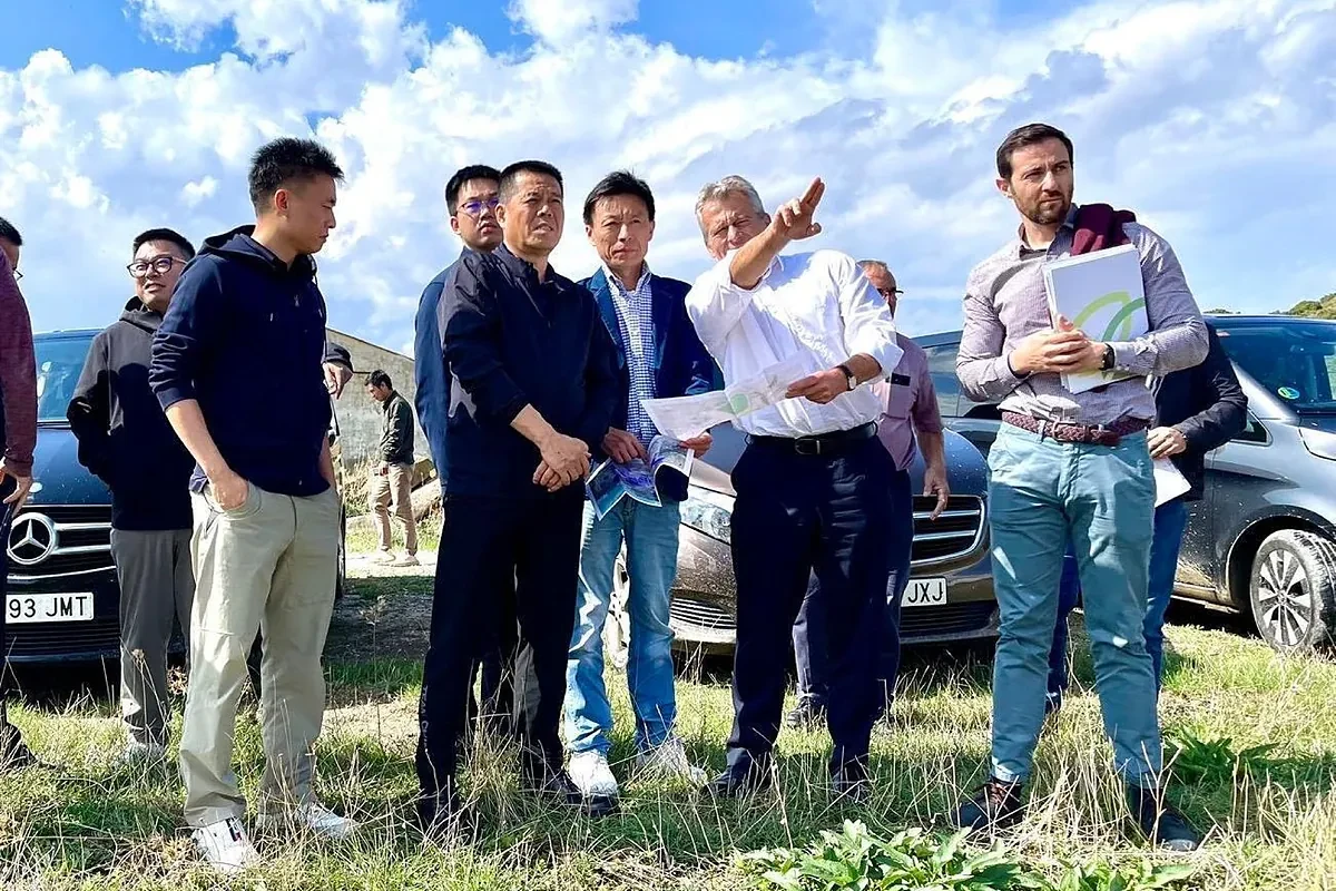 China da portazo a su inversión de 300 millones en Mina Muga, el primer proyecto por el que se interesaron Santos Cerdán y Antxon Alonso