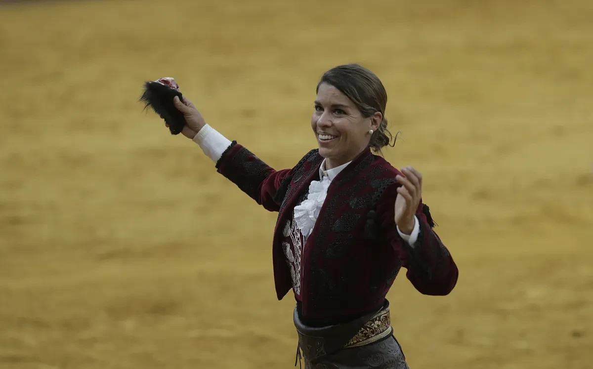'Bético' y sevillistas: el 'polémico' debut de Lea Vicens en La Maestranza