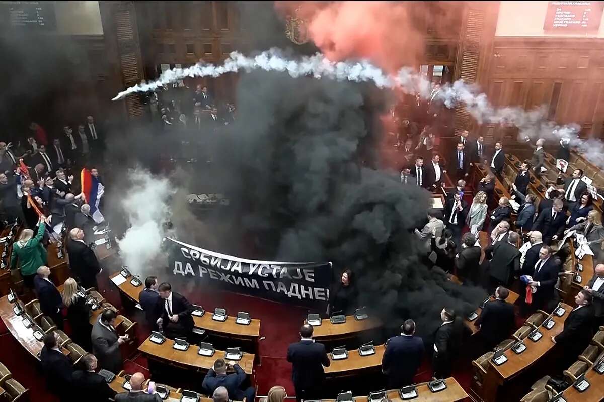 Caos absoluto en el Parlamento de Serbia con el lanzamiento de bengalas y bombas de humo