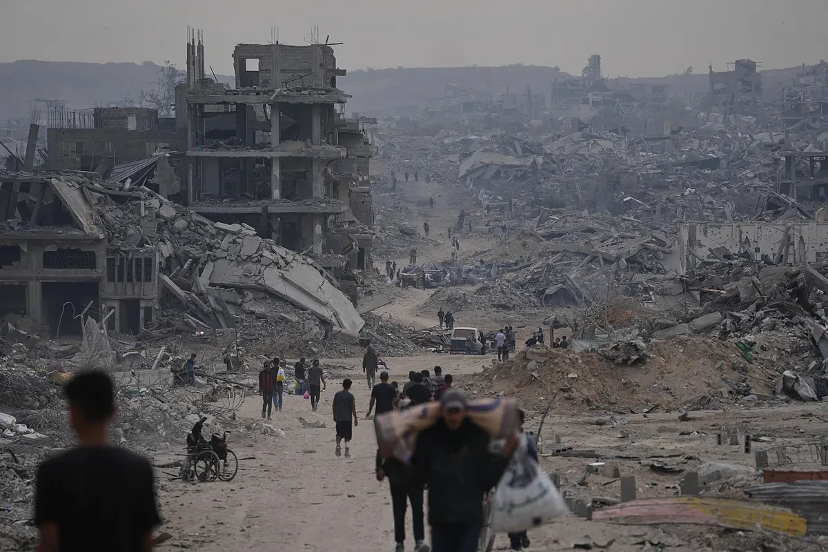 Los gazatíes regresan a sus hogares en ruinas mientras la ayuda humanitaria entra a cuentagotas